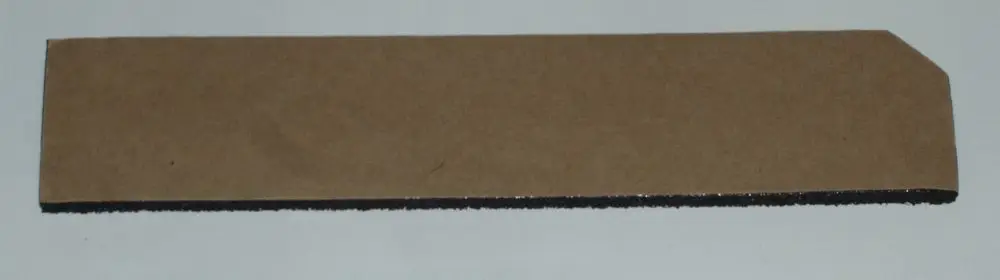 Kartonstreifen mit schwarzem Dichtungsmaterial an der Unterseite, geeignet für Anwendungen von Daikin, wie zum Beispiel für Dichtungen oder Isolierung.